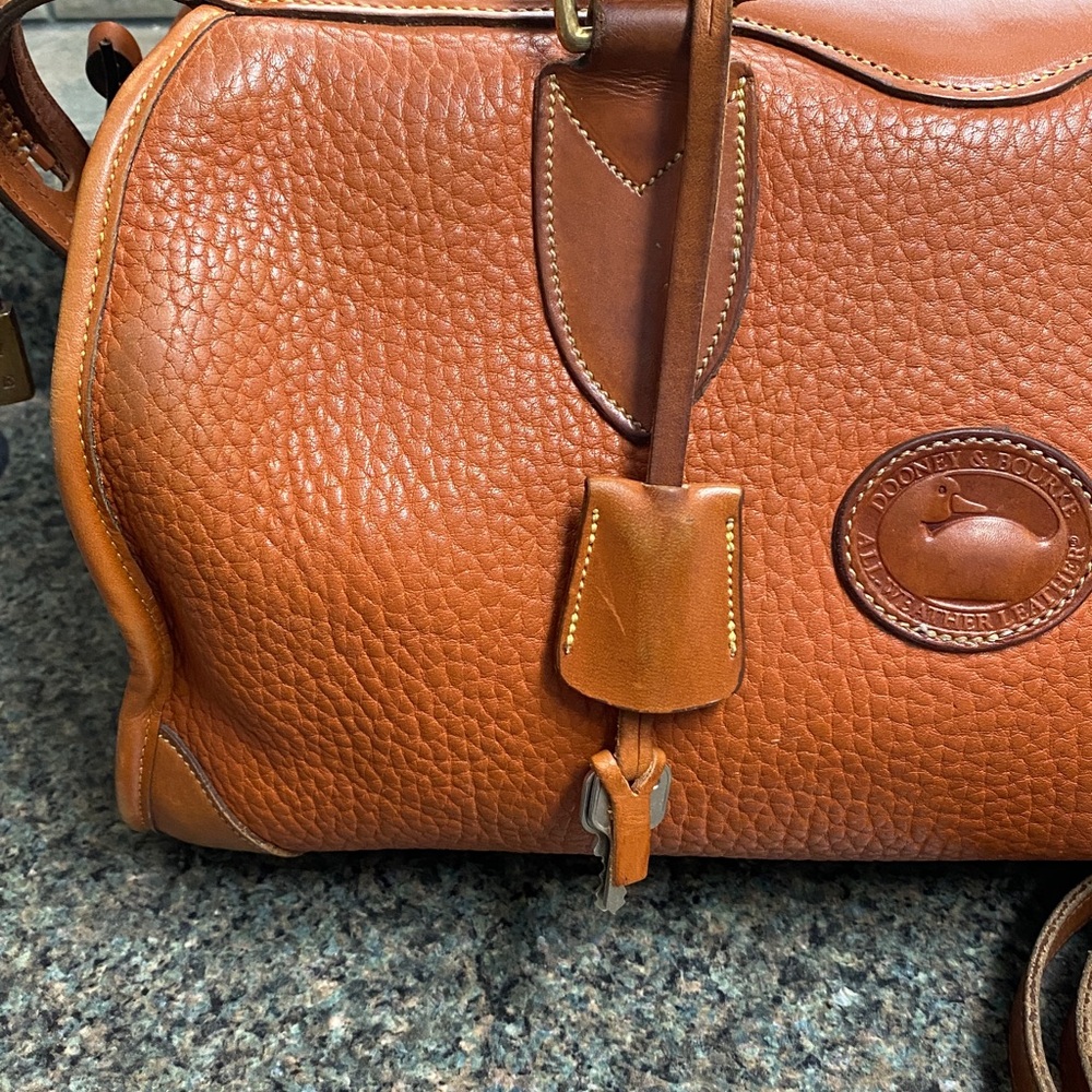 Dooney & Bourke AWL British Tan Gladstone, lock, keys, hangtag, strap USA 🇺🇸 - Picture 5 of 16